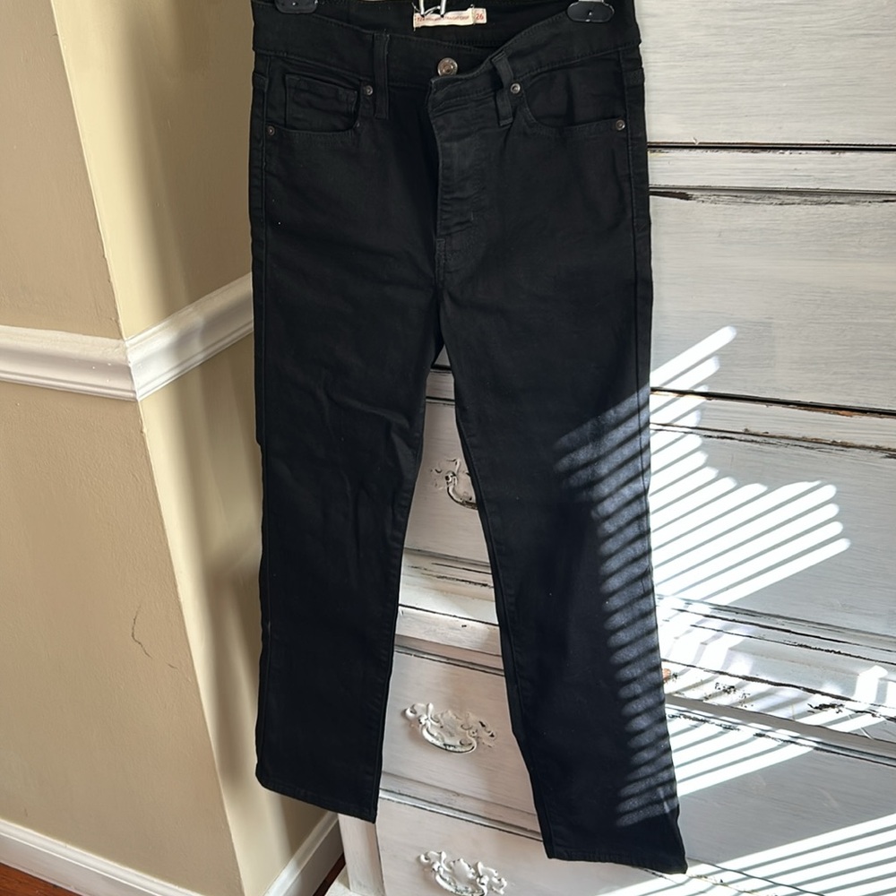 Black Levi’s 724 high rise and straight crop size 25 inseam 25